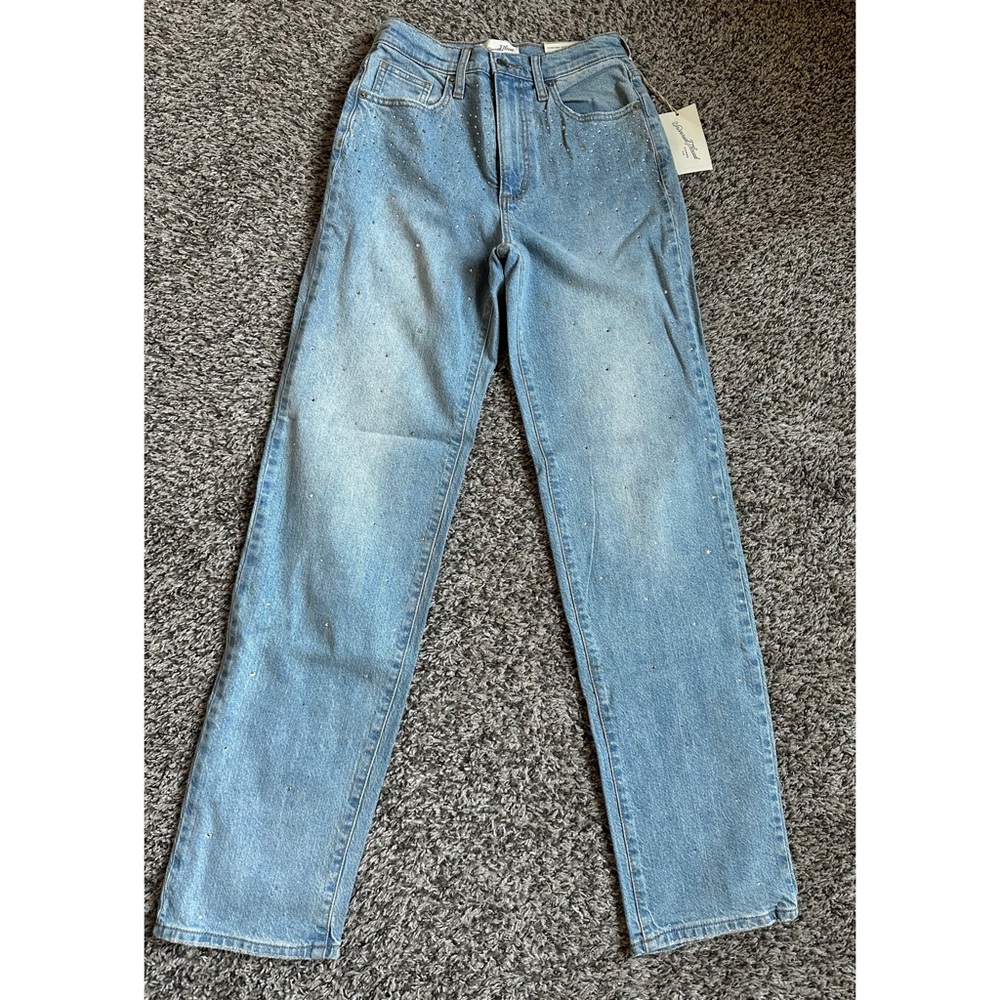 Universal Thread Women's Light Blue Straight-Leg Jeans